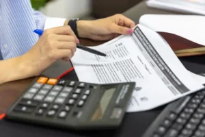 digitalizzazione studio commercialista con documenti, laptop e pratiche amministrative