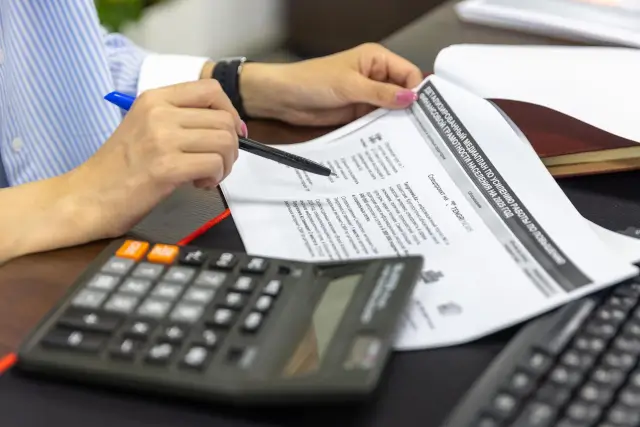 digitalizzazione studio commercialista con documenti, laptop e pratiche amministrative